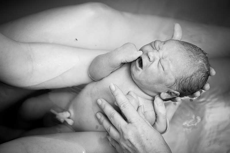 AdobeStock_1 mother and baby water brith